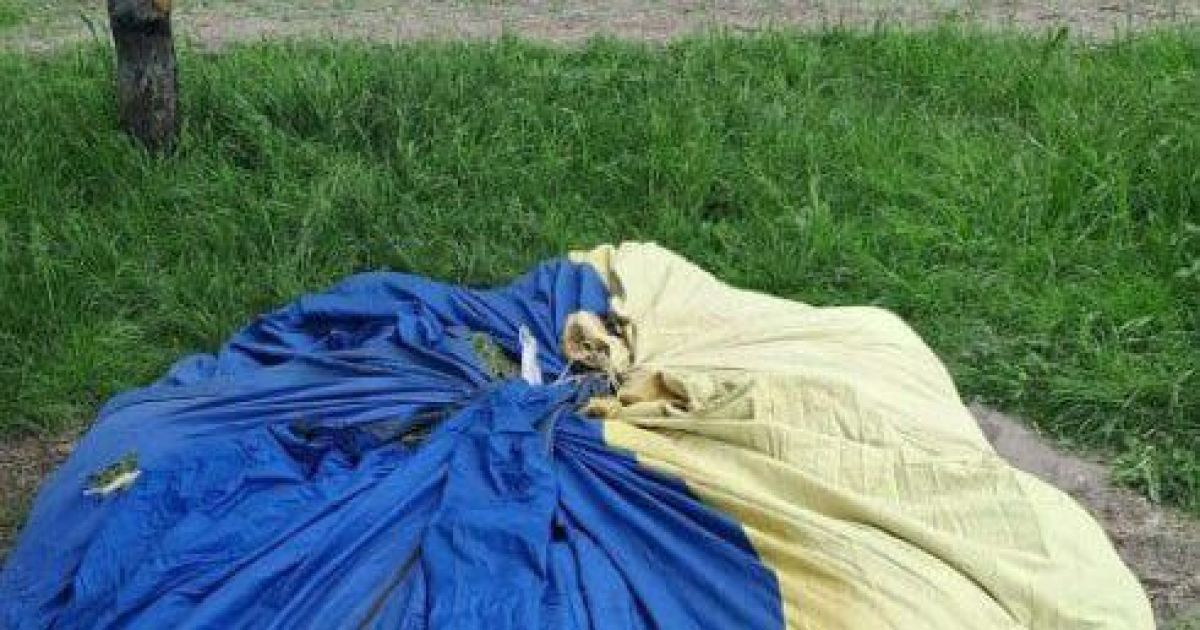 Двірник використав прапор України як мішок для скошеної трави