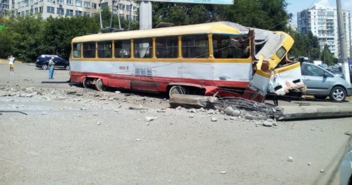 В Одесі трамвай покотився заднім ходом і збив стовп і автомобіль