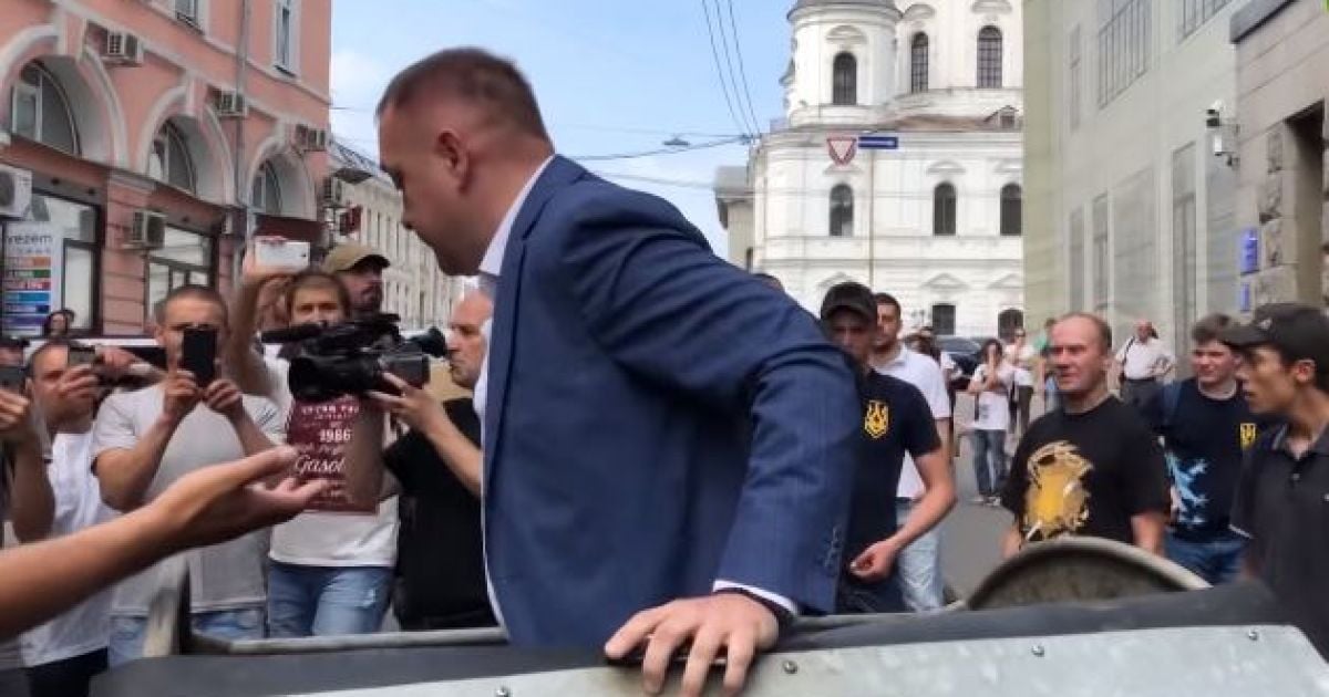 "Сміттєва люстрація": у Харкові заступника Кернеса покатали у контейнері