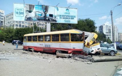В Одесі трамвай покотився заднім ходом і збив стовп і автомобіль