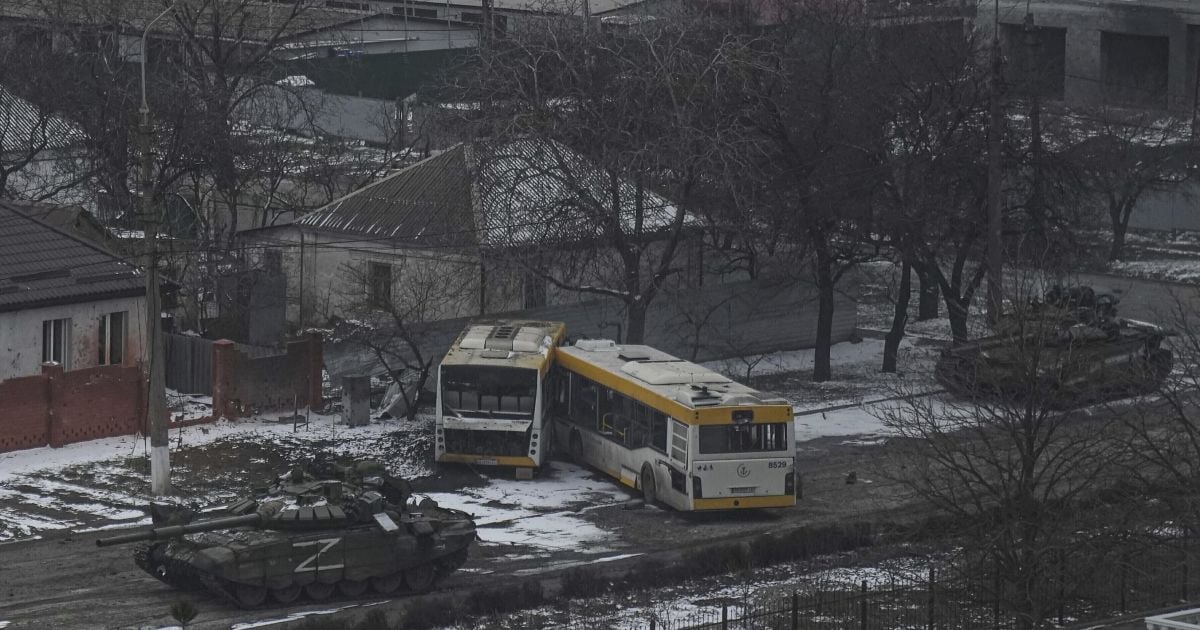 Російські окупанти силоміць вивозять жителів із Маріуполя до РФ
