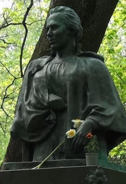 Сильний вітер у Києві повалив дерево на могилу Лесі Українки: що тепер з пам’ятником