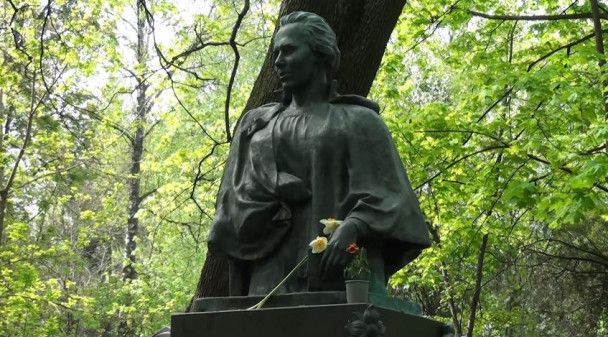 Сильний вітер у Києві повалив дерево на могилу Лесі Українки: що тепер з пам’ятником