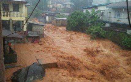 Количество погибших в результате наводнений и оползней в Сьерра-Леоне увеличилось до полутысячи