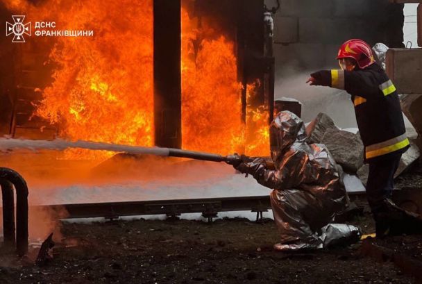 Вночі ворог атакував один із об’єктів критичної інфраструктури Прикарпаття. / © УДСНС в Івано-Франківській області