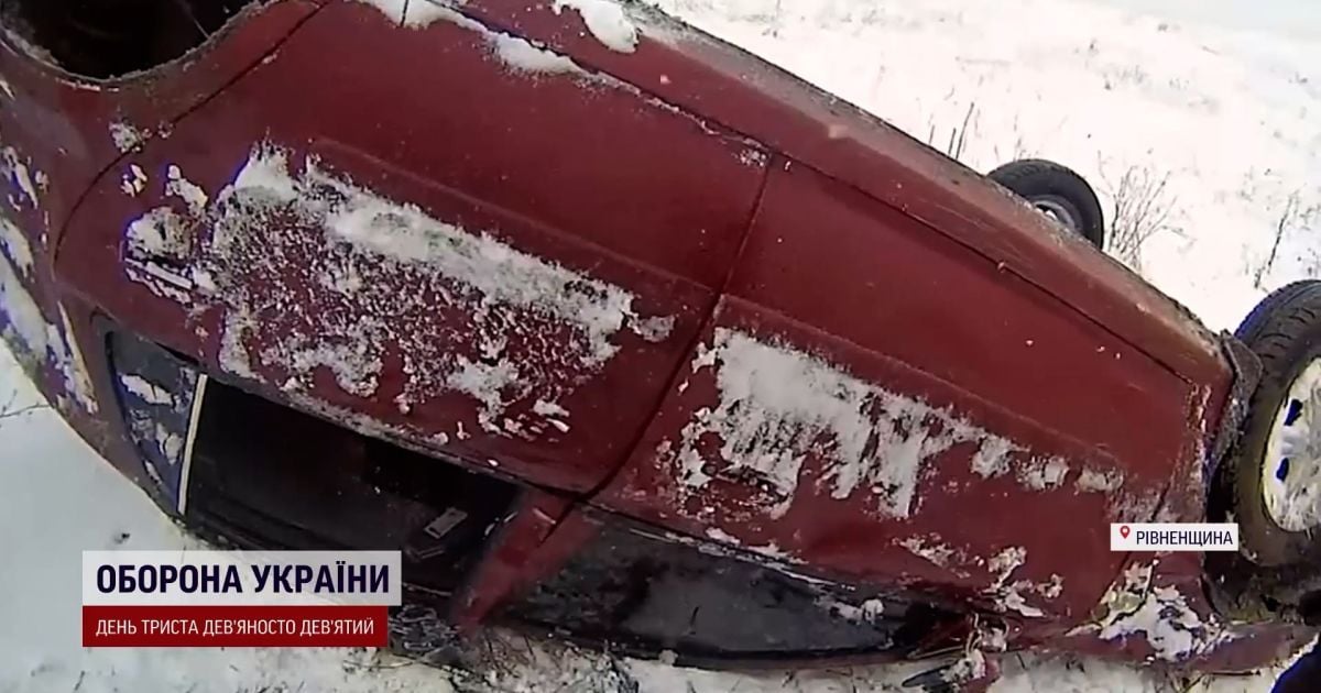 В Ровенской области авто перевернулось и стало ловушкой для женщины с ребенком: коп случайно снял спасение