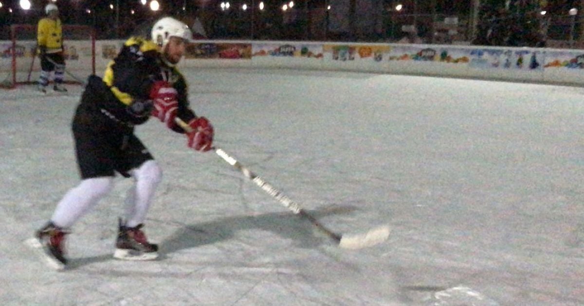 Не боксом единым. Ломаченко погонял с друзьями в хоккей