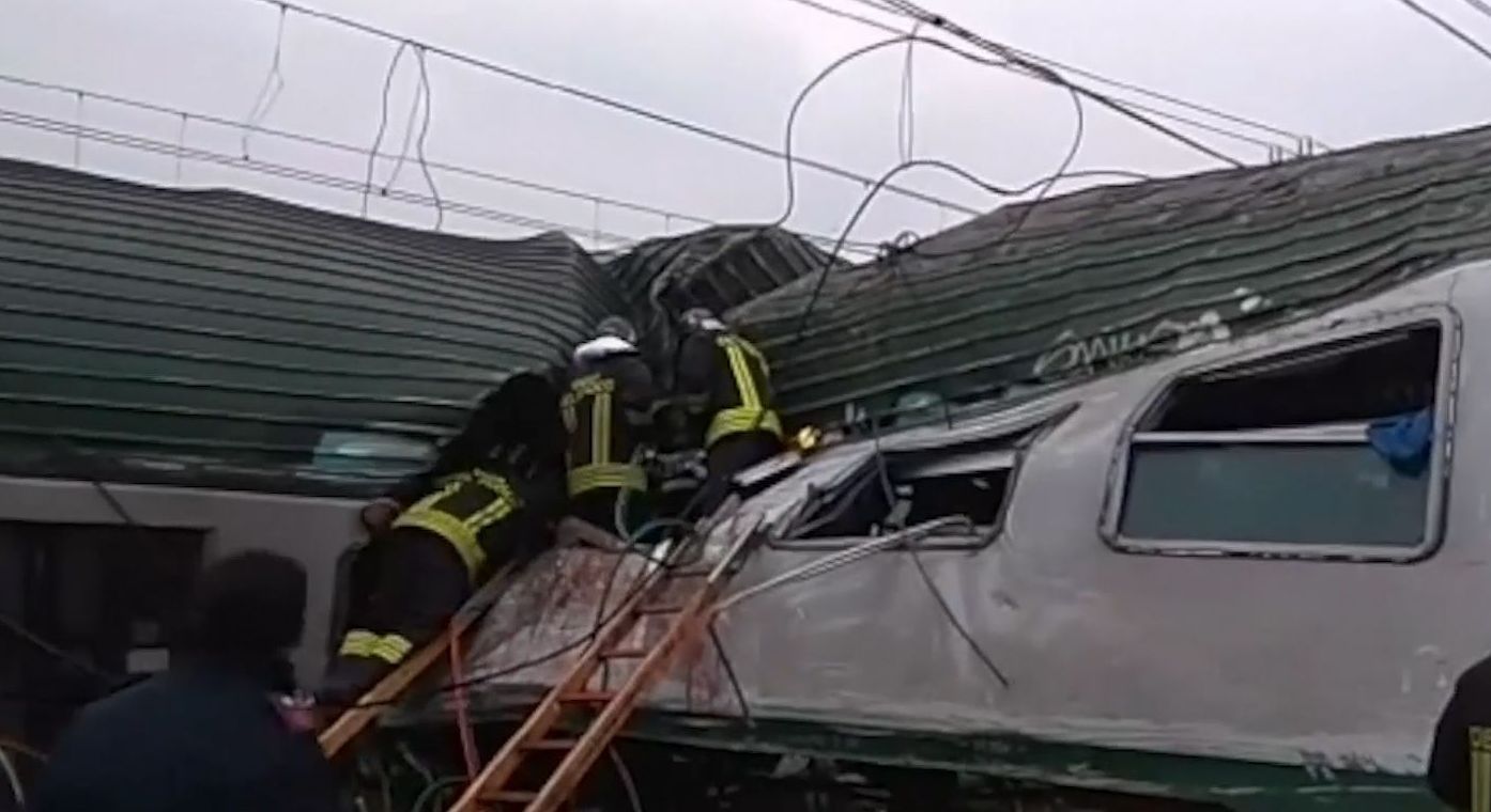 На севере Италии сошел с рельсов пассажирский поезд, есть погибшие