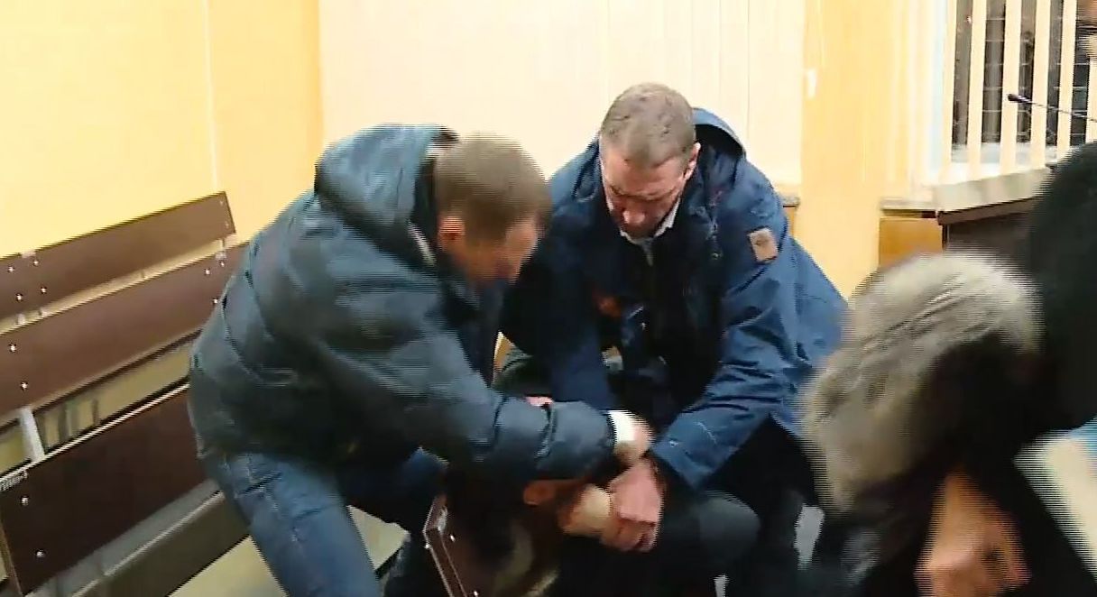 В Запорожье подозреваемый в покушении на копа попытался покончить жизнь самоубийством в зале суда