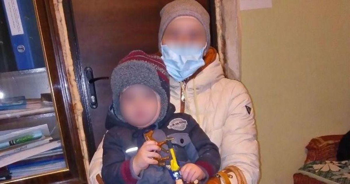 Повз вздовж трамвайної колії на мосту: небайдужа жінка врятувала 2,5-річного малюка у Донецькій області