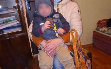 Полз вдоль трамвайных путей на мосту: небезразлична женщина спасла 2,5-летнего малыша в Донецкой области