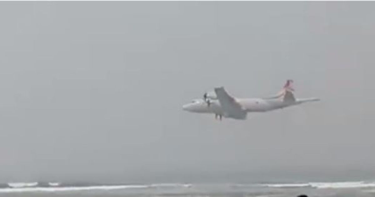 В Португалии самолет слишком низко пролетел над побережьем и напугал туристов