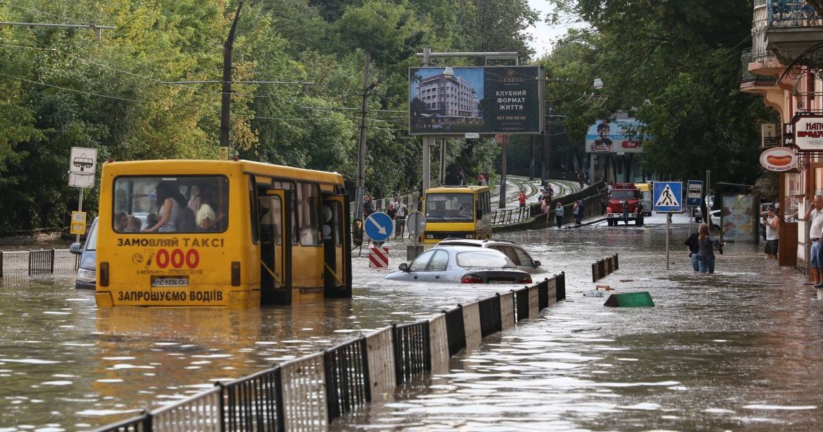 Машины-амфибии: почему в городах после дождей затапливает улицы и кто .