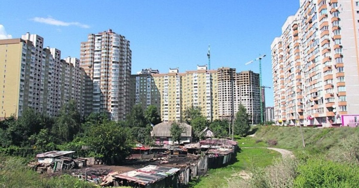 На Позняках чоловік перетворив двір на платну парковку