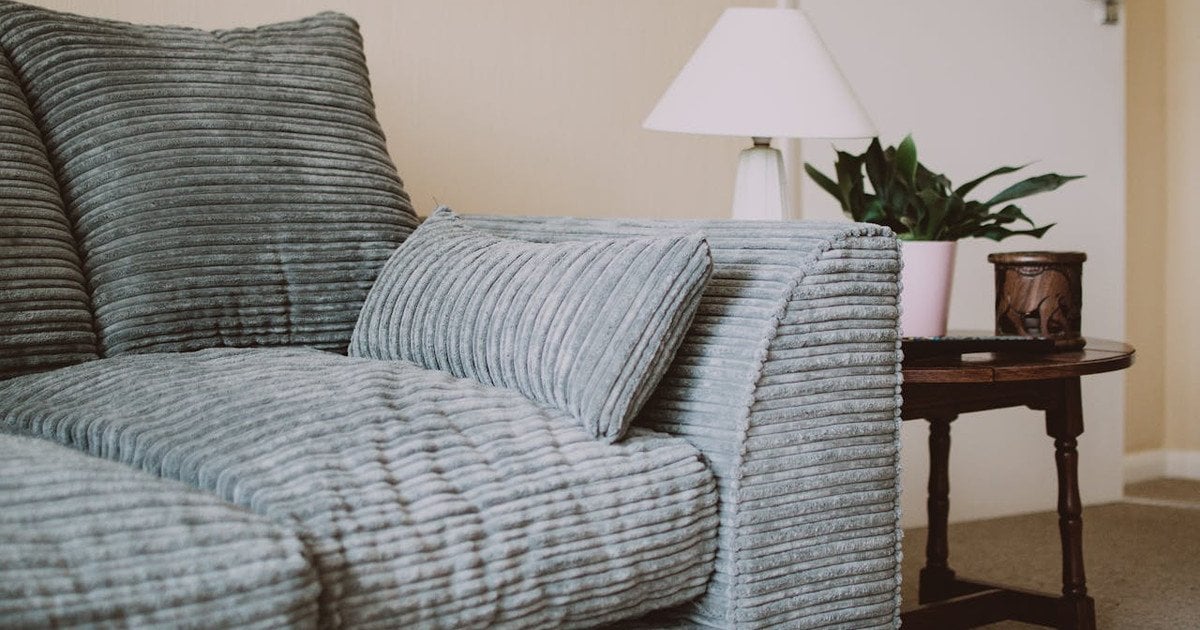 Як почистити диван вдома