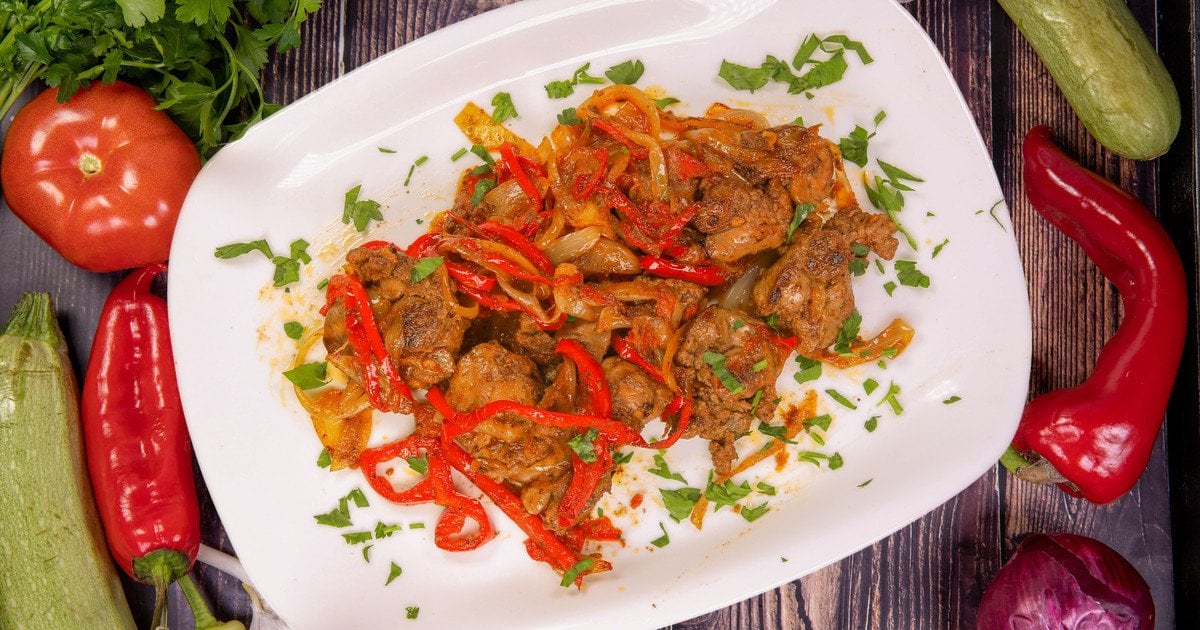 Куряча печінка з болгарським перцем і цибулею