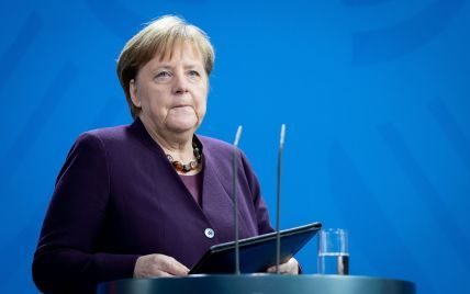 В баклажановом жакете и любимых бусах: Ангела Меркель на заседании Федеральной канцелярии