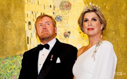 В белом платье и жемчужной тиаре: королева Максима с супругом посетила гала-вечер в президентском дворце Австрии