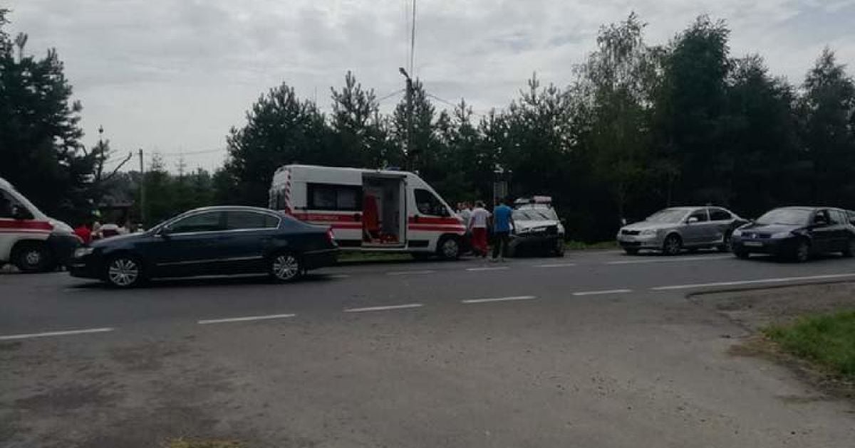 Під Львовом у ДТП потрапив автомобіль поліції: постраждало четверо людей (фото)