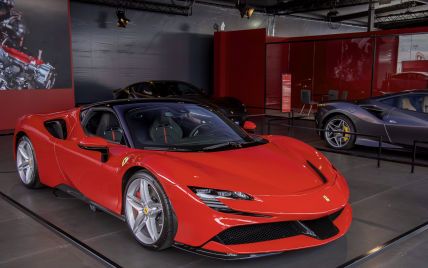 Прототип Ferrari SF90 Stradale разбили вдребезги в Германии