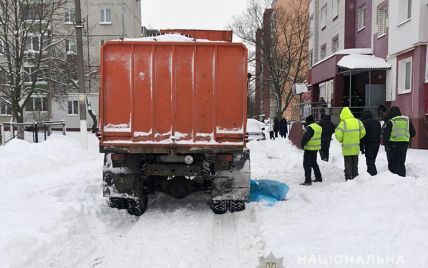 У Чернігові сміттєвоз розчавив жінку, яка підсковзнулася на снігу