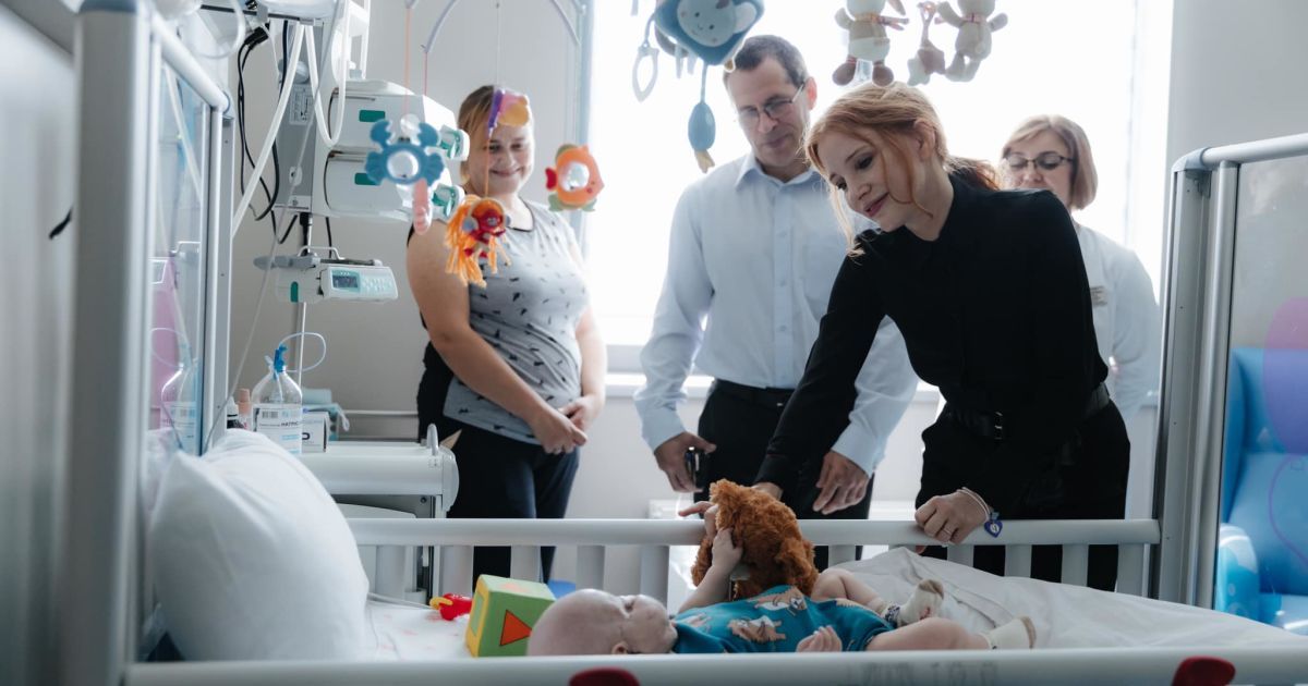 Джессика Честейн встретилась с детьми в "Охматдете"