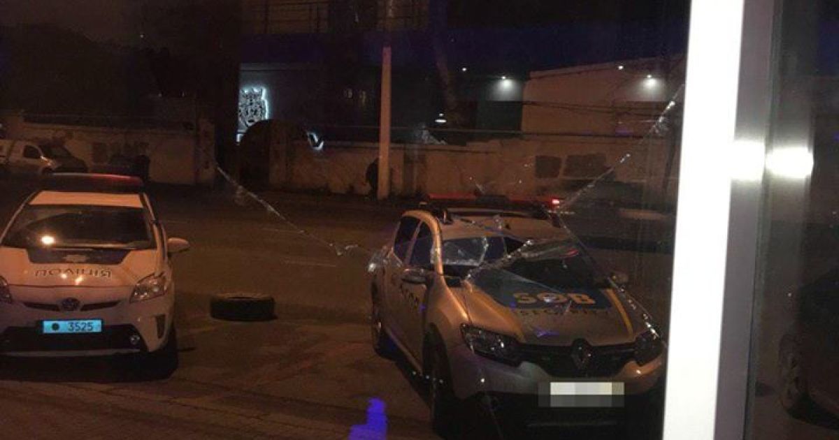 Пьяная одесситка разбила стекло в автосалоне, потому что хотела покататься на машине