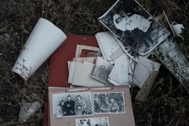 Сімейний фотоальбом на руїнах будинку у місті Часів Яр. Фото: Сухопутні війська України