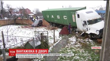 Багатотонна вантажівка ледь не протаранила житловий будинок на Львівщині