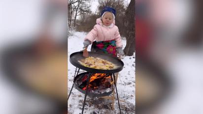 Маленька українка замилувала відео, як смажить картоплю з м'ясом на природі