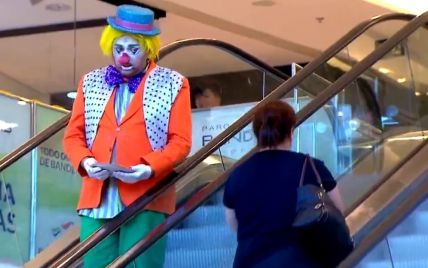 В Бразилии безумный клоун жестоко пошутил над посетительницей торгового центра