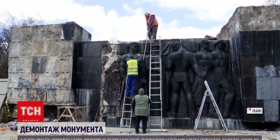 Новини України: у Львові демонтують радянський Монумент Слави