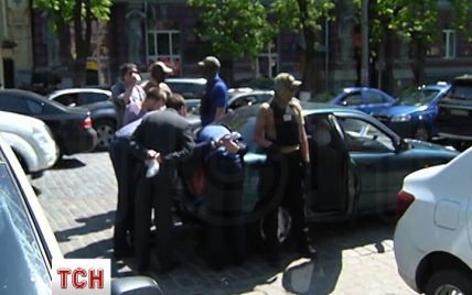 У центрі Києва СБУшники з монтувалкою затримували міліціонера на хабарі