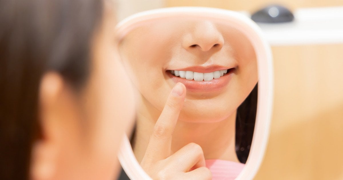 Жінка дивиться в дзеркало