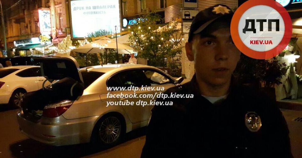 Мужчина врезался в столик кафе / © facebook.com/dtp.kiev.ua