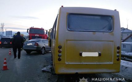 Страшна швидкість і уламки авто по всій дорозі: деталі смертельної аварії з маршруткою біля Львова
