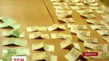 Силовики разоблачили таможенников, которые регулярно брали взятки на посту "Тиса"