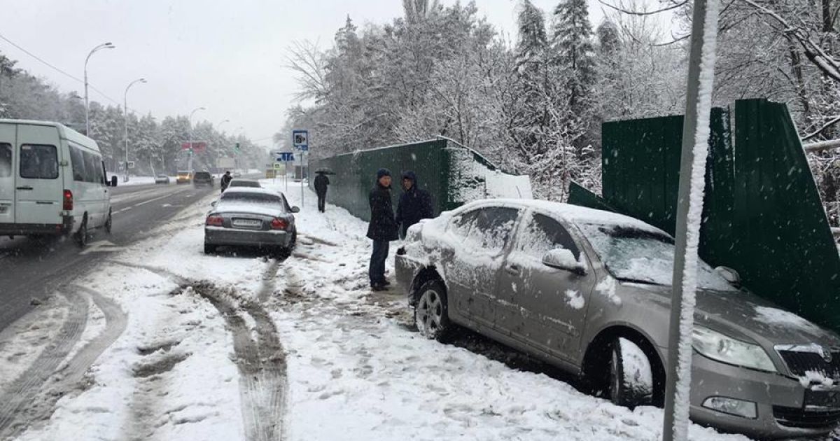 Легковик Skoda з&rsquo;їхав з траси та врізався у паркан / © Фото Валерії Ковалінської/ТСН