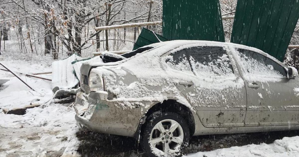 Легковик Skoda з&rsquo;їхав з траси та врізався у паркан / © Фото Валерії Ковалінської/ТСН