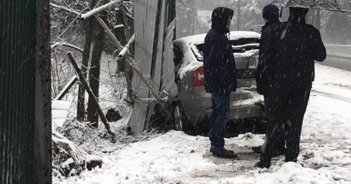 Легковик Skoda з&rsquo;їхав з траси та врізався у паркан / © Фото Валерії Ковалінської/ТСН