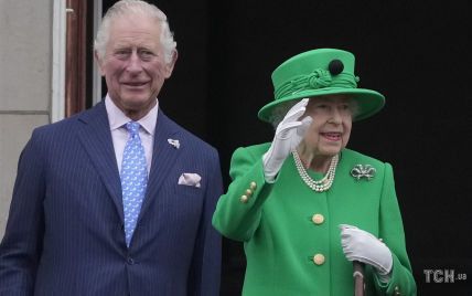 Готується очолити трон: королева Єлизавета II передає справи принцу Чарльзу