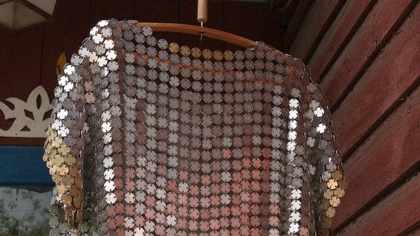 Олександр Пономаренко створив кольчугу з понад 4500 українських монет / © «Суспільне Чернігів»