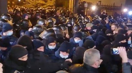 Возле Офиса президента произошли столкновения с правоохранителями: видео