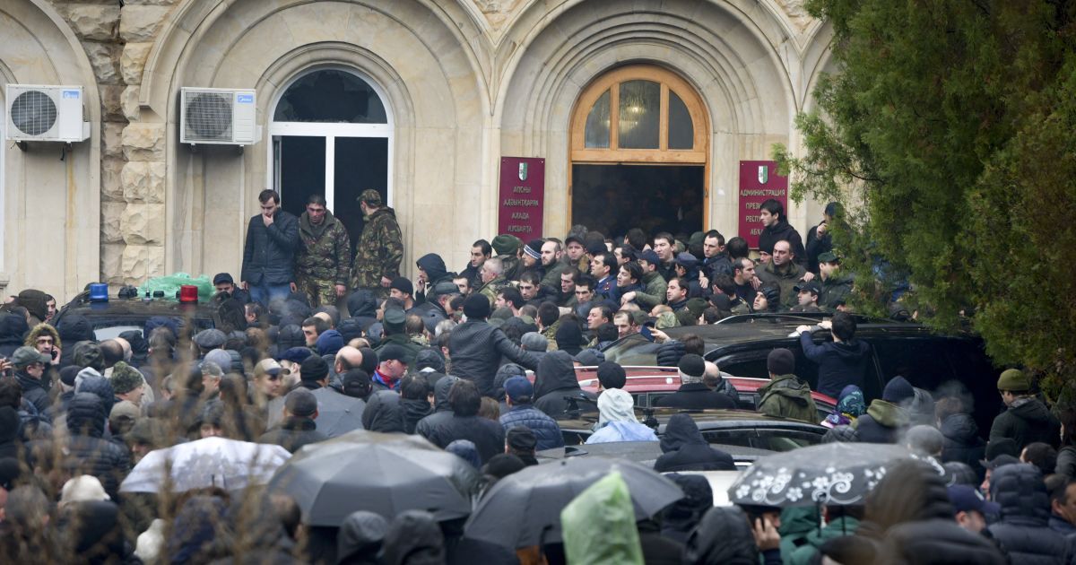 Протесты в Абхазии: оппозиция призвала "парламент" взять власть, а "президент" готовит чрезвычайное положение