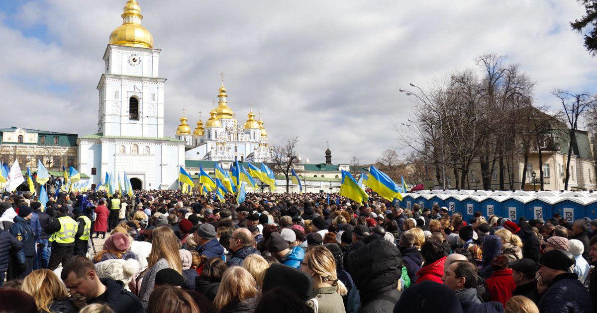 Во время встречи Порошенко с избирателями в центре Киева произошла стычка