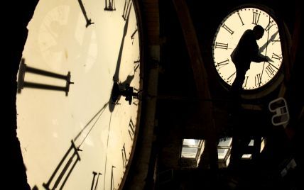 Украина перейдет на зимнее время: когда и на сколько переводить часы