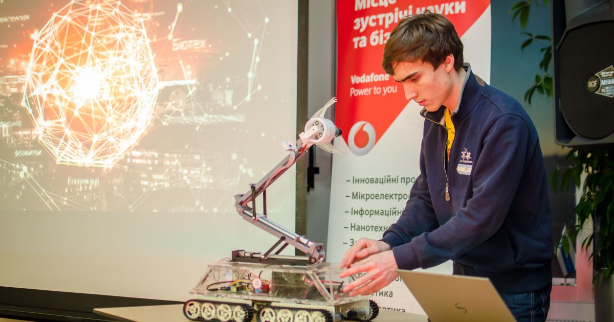 На Tech Today Hub показали магічне дзеркало та літаючу тарілку
