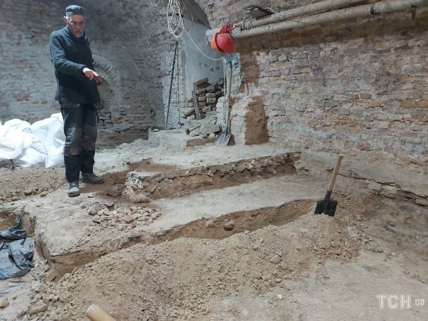 Археологи досліджують три рівня підлоги підвалу / © 