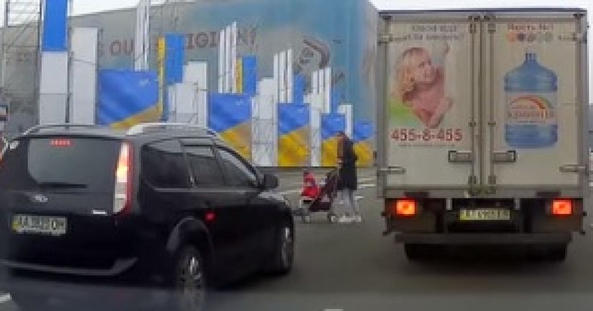 Пользователей соцсетей возмутила мать, которая с коляской перебегала восемь полос по Крещатику