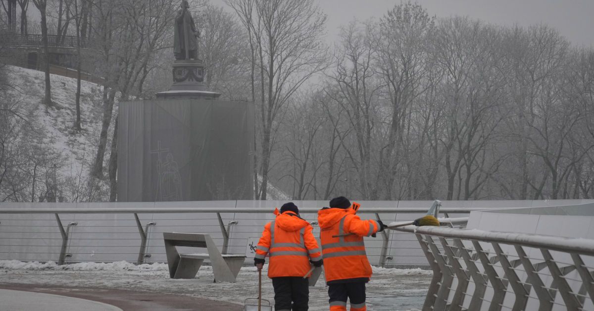 До столиці суне негода